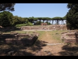 02139 ostia - regio ii - insula viii - quattro tempietti (ii,viii,2) - gesehen von der decumanus maximus - 06-2022.jpg